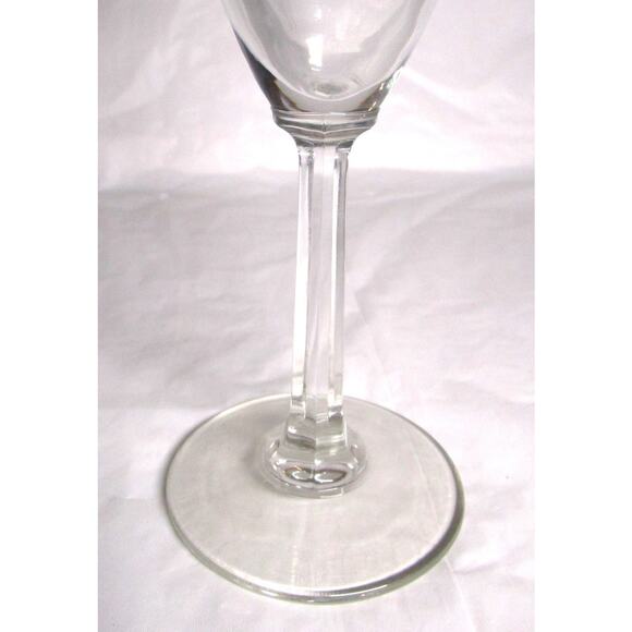 Set of 4 Clear Wine Glasses Classic Goblet Style Elegant Stemware Minimalist - Picture 3 of 3
